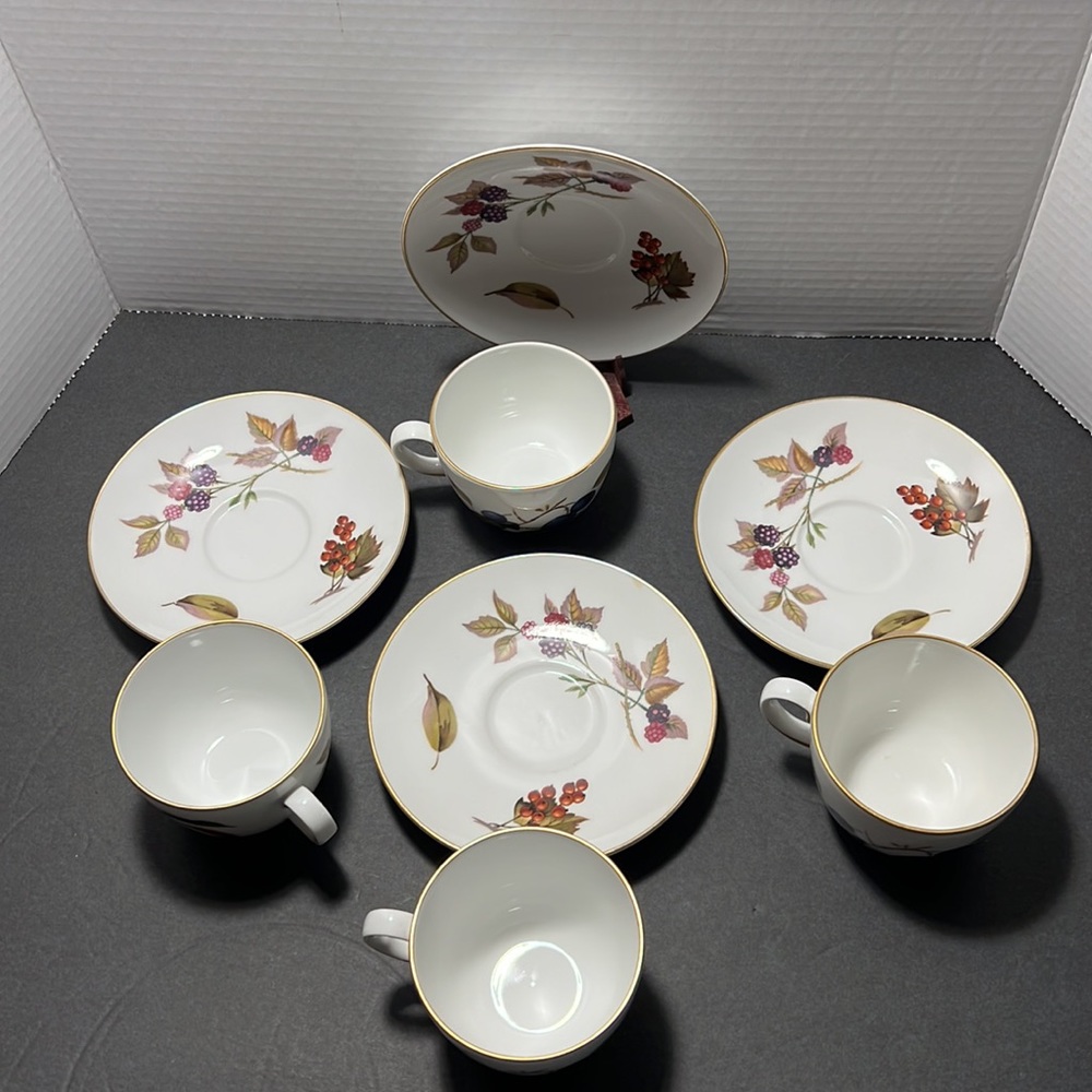 Royal Worcester Evesham Gold cups and saucers - Picture 7 of 10